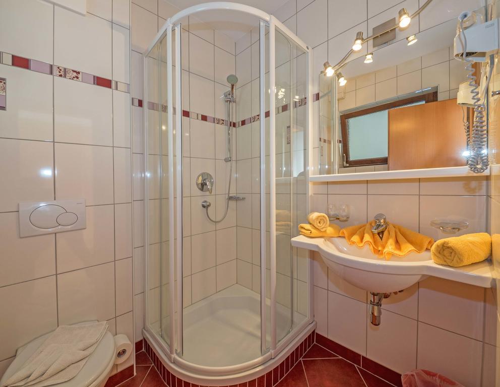 Haus Schluder - Familie Stanitzer Hotel Weissensee Phòng bức ảnh