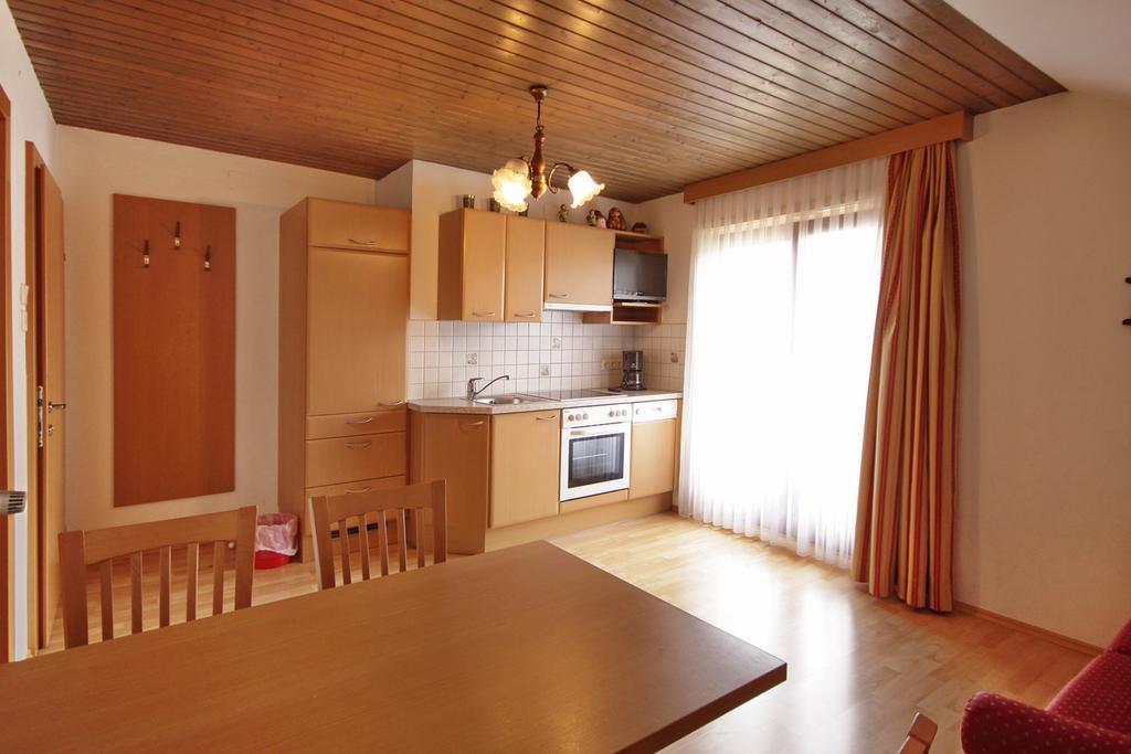 Haus Schluder - Familie Stanitzer Hotel Weissensee Phòng bức ảnh